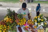 Peserta menata buah-buahan yang dipamerkan pada kontes buah 2018 di Banda Aceh, Aceh, Sabtu (13/10). Kontes buah yang gelar PKK Provinsi dengan melibatkan petani dari 23 kabupaten/kota bertujuan menggali serta memanfaatkan potensi buah-buahan lokal dan khas daerah untuk peningkatan gizi serta kesehatan masyarakat. (Antara Aceh/Irwansyah Putra/18)