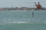 Tim SAR terjun dari helikopter saat melakukan proses evakuasi korban kecelakaan kapal dalam kegiatan latihan kesiapsiagaan tim SAR di Pelabuhan Benoa, Denpasar, Bali, Senin (22/10/2018). Kegiatan yang melibatkan sejumlah unsur SAR tersebut diselenggarakan untuk meningkatkan kemampuan personel SAR dalam melakukan operasi penyelamatan musibah pelayaran dan kecelakaan kapal. ANTARA FOTO/Fikri Yusuf/aww.