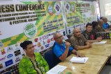 Kepala Disporapar Pontianak Syarif Saleh (tiga kanan) bersama Kabid Ekonomi Kreatif Disporapar Pontianak Harry Ronaldi (empat kanan), Ketua PHRI Yuliardi Qamal (dua kanan) dan pemilik Restoran Ale-Ale, Edi (kanan) memaparkan agenda Festival Kuliner 2018 saat jumpa pers di Pontianak, Kalbar, Jumat (5/10). Festival kuliner lidah buaya atau Aloevera bertajuk When Aloe Meet Vera yang akan digelar pada 19-23 Oktober mendatang di halaman megamall Ayani tersebut, merupakan rangkaian hari jadi ke-247 Kota Pontianak. ANTARA FOTO Jessica Helena Wuysang/18