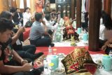 Pariwisata - Unik, peserta Padang Travel Mart makan bajamba dan main Kim