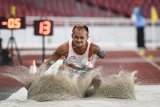 Atlet Indonesia Settiyo Budi Hartanto melakukan lompatan saat bertanding pada babak final para atletik nomor lompat jauh putra T45/46/47 Asian Para Games 2018 di Stadion Utama GBK, Jakarta, Senin (8/10). Settiyo Budi Hartanto meraih medali perak dengan lompatan sejauh 7,10 meter. ANTARA FOTO/Dhemas Reviyanto/foc/18.