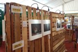 Para pengunjung melihat foto yang dipamerkan dalam Pameran Face of Kalimantan di area Festival Kuliner Khatulistiwa di Megamall Ayani Pontianak, Kalbar, Senin (22/10/2018). Pameran foto yang diikuti 9 fotografer dari APFI Pengda Kalbar yaitu Harivo Santoso, Lukman Hakim, Sugih Wiramantri, Reza Novriandi, Teguh Yanu Priyatna, Iqbal Al Ali, Imam Khoerul Anwar, Tama Heruadji dan Rendy Harya tersebut, menyajikan foto2 bertema sosial dan budaya Kalbar. ANTARA FOTO Jessica Helena Wuysang