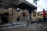 Seorang warga mengamati bangunan Polsek Bendahara yang dibakar oleh warga di Aceh Tamiang, Aceh, Selasa (23/10/2018). Aksi pembakaran Polsek Bendahara dipicu kemarahan warga setelah salah satu warga diduga meninggal di dalam tahanan. (ANTARA FOTO/Zamzami/wpa/hp)