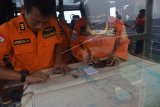 Petugas Basarnas memetakan lokasi pencarian puing dan jenazah pascakecelakaan pesawat Lion Air JT 610 di kapal KN SAR Jakarta Basudewa di perairan Karawang, Jawa Barat, Selasa (30/10/2018). Pemetaan dilakukan untuk memastikan titik lokasi pencarian didukung dengan hasil deteksi sonar. ANTARA FOTO/Indrianto Eko Suwarso/kye.