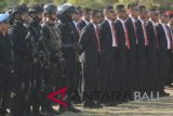 Sejumlah prajurit TNI dan anggota Paspampres mengikuti Gelar Pasukan Komando Gabungan Pengamanan VVIP Pertemuan Tahunan IMF-World Bank 2018 di Lapangan Niti Mandala Renon, Denpasar, Bali, Minggu (7/10). Ribuan personel TNI Polri dikerahkan untuk melakukan pengamanan berbagai kawasan di Bali selama berlangsungnya Pertemuan Tahunan IMF-World Bank pada 8-14 Oktober. ANTARA FOTO/Fikri Yusuf/wdy/2018