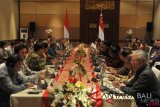 Suasana pertemuan bilateral delegasi Indonesia yang dipimpin Presiden Joko Widodo dengan delegasi SIngapura yang dipimpin Perdana Menteri Lee Hsien Loong di sela Pertemuan Tahunan IMF - World Bank Group di Nusa Dua, Bali, Kamis (11/10/2018). ICom/AM IMF-WBG/Nyoman Budhiana/foc