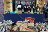 Personil Polresta Banda Aceh memperlihatkan sejumlah barang bukti tindak kejahatan narkotika dan minuman keras sebelum dilakukan pemusnahan di Banda Aceh, Rabu (17/10/2018). Polresta Banda Aceh, memusnahkan narkotikan jenis sabu, sebanyak 2.693 gram, ekstasi 5.000 butir, ganja kering 86 paket dan minuman keras sebanyak 654 botol dan mengamankan 10 tersangka dari hasil pengungkapan kasus selama tahun 2016 dan 2018.  (Antara Aceh/Ampelsa)