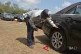 Petugas melakukan 'ramp check' mobil yang akan digunakan sebagai sarana transportasi delegasi Pertemuan Tahunan IMF-World Bank 2018 di Lapangan Lagoon, Nusa Dua, Bali, Kamis (4/10). Kegiatan yang dilakukan petugas Dinas Pehubungan Provinsi Bali dan Balai Pengelola Transportasi Darat Wilayah XII itu bertujuan untuk memastikan kelaikan dan keamanan seluruh kendaraan. ANTARA FOTO/Fikri Yusuf/wdy/2018.