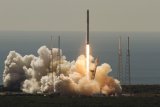 Roket antariksa gagal di udara, dua awak asal Rusia dan AS selamat