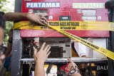 Pengawas Kemetrologian Kementerian Perdagangan menunjukan alat tambahan pada pompa ukur bahan bakar minyak saat sidak di SPBU Kiaracondong, Bandung, Jawa Barat, Jumat (19/10/2018). Dalam sidak tersebut Direktorat Jenderal Perlindungan Konsumen dan Tertib Niaga Kementerian Perdagangan menemukan alat tambahan pada pompa ukur bahan bakar minyak berupa rangkaian elektronik atau Prited Circuit Board (PCB) guna memanipulasi jumlah BBM yang dikeluarkan. ANTARA FOTO/M Agung Rajasa/wdy/2018.