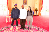 Kanye West dan Kardashin beri sepatu pemimpin Uganda