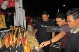 Wali Kota Kediri Abdullah Abu Bakar saat mengunjungi salah satu stand di pameran UMKM Kota Kediri, Jawa Timur, Sabtu (11/11/2018) malam. Kegiatan ini untuk lebih mengenalkan UMKM, sehingga omzet mereka juga lebih baik. Antara Jatim/ Asmaul Chusna
/zk
