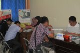 Warga antre saat pendaftaran tenaga kerja non-PNS di lingkungan Dinas Komunikasi dan Informatika Kota Kediri, Jawa Timur, Jumat (9/11). Pemkot membuka untuk 49 tenaga kerja teknik TIK pengelola aplikasi tingkat kelurahan dan kecamatan. Antara Jatim/ Asmaul Chusna/ZK.