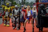 Peserta dengan memakai kostum superhero memeriahkan gelaran Festival Film Bandung yang diadakan di Gedung Sate, Bandung, Jawa Barat, Sabtu (24/11/2018). Festival Film Bandung ke-31 tersebut diadakan dalam rangka upaya untuk meningkatkan apresiasi masyarakat terhadap film yang baik. ANTARA JABAR/Raisan Al Farisi/agr.