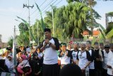 Wali Kota Kediri Abdullah Abu Bakar dalam acara jalan sehat santri sarungan di depan Balai Kota Kediri, Jawa Timur, Minggu (11/11/2018). Kegiatan ini diikuti ribuan santri dan warga nahdliyin di Kota Kediri dalam rangkaian peringatan Hari Santri 2018. Antara Jatim/ Asmaul Chusna
/zk
