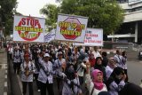 Sejumlah guru tidak tetap (GTT) menggelar aksi demo di depan Kantor Pemkab Jember, Jawa Timur, Senin (26/11/2018). Dalam aksinya ribuan GTT/PTT dari 31 kecamatan se-Kabupaten Jember, meminta Pemkab Jember untuk mewujudkan janji bupati merealisasikan honor Rp1,4 juta atau sesuai dengan UMK Jember sebesar Rp2,1 juta, mencabut surat penugasan dan kembalikan GTT/PTT ke tempat asal sekolah mengajar. Antara Jatim/Seno/ZK