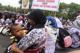 Sejumlah guru tidak tetap (GTT) menggelar aksi demo di depan Kantor Pemkab Jember, Jawa Timur, Senin (26/11/2018). Dalam aksinya ribuan GTT/PTT dari 31 kecamatan se-Kabupaten Jember, meminta Pemkab Jember untuk mewujudkan janji bupati merealisasikan honor Rp1,4 juta atau sesuai dengan UMK Jember sebesar Rp2,1 juta, mencabut surat penugasan dan kembalikan GTT/PTT ke tempat asal sekolah mengajar. Antara Jatim/Seno/ZK