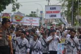 Sejumlah guru tidak tetap (GTT) menggelar aksi demo di depan Kantor Pemkab Jember, Jawa Timur, Senin (26/11/2018). Dalam aksinya ribuan GTT/PTT dari 31 kecamatan se-Kabupaten Jember, meminta Pemkab Jember untuk mewujudkan janji bupati merealisasikan honor Rp1,4 juta atau sesuai dengan UMK Jember sebesar Rp2,1 juta, mencabut surat penugasan dan kembalikan GTT/PTT ke tempat asal sekolah mengajar. Antara Jatim/Seno/ZK