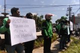 Puluhan pengemudi ojek daring melakukan aksi demo di Bundaran DPRD Jember, Jawa Timur, Jumat (23/11/2018). Aksi mereka memprotes pernyataan Calon Presiden Prabowo Subianto perihal pekerjaan pengemudi ojek daring, dan meminta supaya Prabowo meminta maaf serta tidak menghina pekerjaan pengemudi ojek daring. Antara Jatim/Seno/ZK.