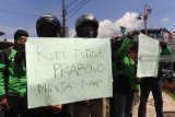 Puluhan pengemudi ojek daring melakukan aksi demo di Bundaran DPRD Jember, Jawa Timur, Jumat (23/11/2018). Aksi mereka memprotes pernyataan Calon Presiden Prabowo Subianto perihal pekerjaan pengemudi ojek daring, dan meminta supaya Prabowo meminta maaf serta tidak menghina pekerjaan pengemudi ojek daring. Antara Jatim/Seno/ZK.