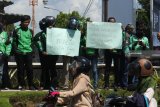 Puluhan pengemudi ojek daring melakukan aksi demo di Bundaran DPRD Jember, Jawa Timur, Jumat (23/11/2018). Aksi mereka memprotes pernyataan Calon Presiden Prabowo Subianto perihal pekerjaan pengemudi ojek daring, dan meminta supaya Prabowo meminta maaf serta tidak menghina pekerjaan pengemudi ojek daring. Antara Jatim/Seno/ZK.