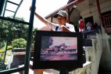 Pelajar membawa foto lama bangunan Inggrisan saat belajar di Kampung Inggrisan, Banyuwangi, Jawa Timur, Rabu (14/11/2018). Anak-anak tersebut belajar di Inggrisan untuk mengenali sejarah  arsitektur bangunan peninggalan Inggris, sebagai pusat telegraf pertama kali yang menghubungkan Hindia dengan Asia dan Australia. Antara Jatim/Budi Candra Setya/ZK.