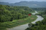 Lansekap Sungai Citarum di perbatasan antara Kabupaten Bandung Barat dengan Kabupaten Cianjur, Jawa Barat, Jumat (16/11/2018). Gubernur Jawa Barat Ridwan Kamil menuturkan, anggaran revitalisasi Sungai Citarum mencapai lebih dari Rp1 triliun guna mendukung Perpres yang menargetkan Sungai Citarum kembali normal kembali seperti semula dalam waktu tujuh tahun. ANTARA JABAR/Raisan Al Farisi/agr.
