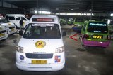 Supir mengendarai angkutan kota (angkot) modern di Pool Koperasi Duta Jaya Angkutan Mandiri (Kodjari) di Bubulak, Kota Bogor, Jawa Barat, Selasa (6/11/2018). Angkot modern yang dilengkapi pendingin udara, televisi, charger HP, CCTV dan pembayaran secara tunai dan non-tunai dengan tarif Rp.4000 tersebut mulai beroperasi sejak awal November pada rute trayek Ciparigi-Ciawi. ANTARA JABAR/Arif Firmansyah/agr.