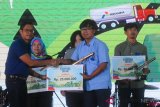 Direktur Keuangan PT Pertamina (Persero) Pahala N Mansyuri (kiri) memberikan penghargaan dan hadiah juara ke dua kategori foto essay kepada pewarta foto LKBN Antara Aloysius Jarot Nugroho (kedua kanan) pada malam Anugerah Jurnalistik Pertamina di Jakarta, Jumat (24/11/2018). Sebanyak 42 karya jurnalistik terbaik yang terbagi dalam 11 kategori tersebut meraih Anugerah Jurnalistik Pertamina 2018 sebagai bentuk apresiasi Pertamina terhadap para jurnalis Indonesia agar terus meningkatkan wawasan dan skill jurnalistik. ANTARA FOTO/Nova Wahyudi/foc.