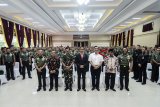 Presiden Joko Widodo (tengah) bersama Panglima TNI Marsekal Hadi Tjahjanto (ketiga kiri) Menko Maritim Luhut Binsar Panjaitan (ketiga kanan) Kepala Staf Angkatan Darat (KSAD) Jenderal Andika Perkasa (kanan), Mensesneg Pratikno (kedua kiri) dan Wakil Gubernur Jawa Barat Uu Ruzhanul Ulum (kedua kanan) berfoto bersama usai memberikan pengarahan pada Apel Danrem Dandim Terpusat di Gedung Yudha Wastu Pramuka Bandung, Jawa Barat, Senin (26/11/2018). Apel yang diikuti oleh 510 Dandim dan Danrem dari seluruh Indonesia itu dilaksanakan dalam rangka menyamakan pola pikir, koordinasi, serta evaluasi tindakan para Dandim dan Danrem jelang Pemilihan Umum 2019. ANTARA JABAR/Raisan Al Farisi/agr.