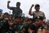 Panglima TNI Marsekal TNI Hadi Tjahjanto (kiri) dan Kapolri Jenderal Pol Tito Karnavian (kanan) dipanggul prajurit Kostrad TNI AD dalam Apel Kesiapan TNI di Lapangan Monas, Jakarta Pusat, Jumat (30/11/2018). Apel yang diikuti 50.000 personel gabungan TNI-Polri tersebut dalam rangka kesiapan TNI membantu tugas Polri untuk pengamanan perayaan natal, tahun baru dan Pemilu 2019. ANTARA FOTO/Sigid Kurniawan/hp.