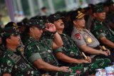 Panglima TNI Marsekal TNI Hadi Tjahjanto (tengah) bersama Kapolri Jenderal Pol Tito Karnavian (kedua kanan), KSAD Jenderal TNI Andika Perkasa (kedua kiri), KSAL Laksamana TNI Siwi Sukma Adji (kiri) dan KSAU Marsekal TNI Yuyu Sutisna (kanan) menghadiri Apel Kesiapan TNI di Lapangan Monas, Jakarta Pusat, Jumat (30/11/2018). Apel yang diikuti 50.000 personel gabungan TNI-Polri tersebut dalam rangka kesiapan TNI membantu tugas Polri untuk pengamanan perayaan natal, tahun baru dan Pemilu 2019. ANTARA FOTO/Sigid Kurniawan/hp. 