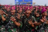 Prajurit Marinir TNI AL meneriakkan yel-yel saat Apel Kesiapan TNI di Lapangan Monas, Jakarta Pusat, Jumat (30/11/2018). Apel yang diikuti 50.000 personel gabungan TNI-Polri tersebut dalam rangka kesiapan TNI membantu tugas Polri untuk pengamanan perayaan natal, tahun baru dan Pemilu 2019. ANTARA FOTO/Sigid Kurniawan/hp. 