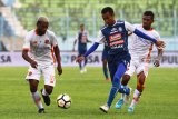 Pesepakbola Arema FC, Sunarto (tengah) berusaha melewati hadangan dua  pesepakbola Perserui, Kelvin Wopi (kiri) dan Makarius Fredik Suruan (kanan) dalam pertandingan Liga I GOJEK di Stadion Kanjuruhan, Malang, Jawa Timur, Minggu (11/11/2018). Arema menaklukkan Perserui dengan skor akhir 4-1. Antara Jatim/Ari Bowo Sucipto/zk.