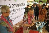 Inspektur Jenderal (Irjen) Kementerian ESDM Akhmad Syakhroza (kedua kiri) didampingi Direktur Bahan Gas Bumi BPH Migas Tisnaldi (kiri) menandatangani plakat peresmian SPBU yang mendistribusikan BBM Satu Harga di Kecamatan Ketungau Hulu, Kabupaten Sintang, Kalimantan Barat, Kamis (15/11/2018). Kementerian ESDM bersama PT Pertamina dan BPH Migas mewujudkan pemberlakuan BBM satu harga pada daerah 3T (Terdepan, Terluar dan Terpencil) di SPBU Kompak di Ketungau Hulu yang berbatasan dengan Malaysia, dengan penerapan harga Premium Rp6.450 dan Solar Rp.5.150 per liter. ANTARA FOTO/HS Putra/jhw
