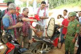 Inspektur Jenderal (Irjen) Kementerian ESDM Akhmad Syakhroza (kedua kiri) didampingi Direktur Bahan Gas Bumi BPH Migas Tisnaldi (kiri) dan Sales Executive VII Pertamina Wilayah Kalbar Andi Reza Ramadhan (ketiga kiri) melakukan pengisian BBM di kendaraan bermotor saat peresmian SPBU yang mendistribusikan BBM Satu Harga di Kecamatan Ketungau Hulu, Kabupaten Sintang, Kalimantan Barat, Kamis (15/11/2018). Kementerian ESDM bersama PT Pertamina dan BPH Migas mewujudkan pemberlakuan BBM satu harga pada daerah 3T (Terdepan, Terluar dan Terpencil) di SPBU Kompak di Ketungau Hulu yang berbatasan dengan Malaysia, dengan penerapan harga Premium Rp6.450 dan Solar Rp.5.150 per liter. ANTARA FOTO/HS Putra/jhw







