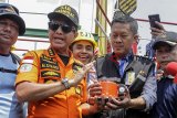 Kepala Basarnas Marsekal Madya TNI Muhammad Syaugi (kedua kiri) menunjukkan bagian dari kotak hitam (black box) pesawat Lion Air bernomor registrasi PK-LQP dengan nomor penerbangan JT 610 yang telah ditemukan oleh tim SAR gabungan di KR Baruna Jaya I, di perairan Tanjung Karawang, Jawa Barat, Kamis (1/11/2018). Bagian dari kotak hitam tersebut diserahkan ke pihak KNKT untuk dilakukan investigasi lebih lanjut. ANTARA JABAR/Muhammad Adimaja/agr
