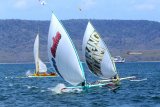 Peserta balap perahu layar beradu kecepatan di Pantai Bulusan, Banyuwangi, Jawa Timur, Rabu (7/11/2018). Balap perahu layar melintasi Selat Bali itu, selain ajang silaturahmi nelayan di Bali dan Banyuwangi untuk menjaga kerukunan, juga sebagai salah satu cara mengenalkan destinasi wisata pantai di tempat itu. Antara Jatim/Budi Candra Setya/ZK.