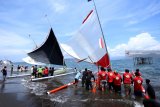 Peserta balap perahu layar bersiap memulai balapan di Pantai Bulusan, Banyuwangi, Jawa Timur, Rabu (7/11/2018). Balap perahu layar melintasi Selat Bali itu, selain ajang silaturahmi nelayan di Bali dan Banyuwangi untuk menjaga kerukunan, juga sebagai salah satu cara mengenalkan destinasi wisata pantai di tempat itu. Antara Jatim/Budi Candra Setya/ZK.