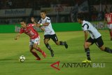 Pesepak bola Bali United Muhammad Toufiq (kiri) berebut bola dengan pemain Madura United, Asep Berlian (tengah) dalam pertandingan Sepak Bola Liga 1 di Stadion I Wayan Dipta, Gianyar, Bali, Sabtu (3/11/2018). Antaranews Bali/Nyoman Budhiana.