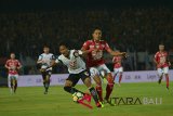 Pesepak bola Bali United Andika Wijaya (kanan) berebut bola dengan pemain Madura United, Bayu Gatra dalam pertandingan Sepak Bola Liga 1 di Stadion I Wayan Dipta, Gianyar, Bali, Sabtu (3/11/2018). Antaranews Bali/Nyoman Budhiana.