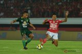 Pesepak Persebaya, Osvaldo Haay (kiri) berebut bola dengan pemain Bali United Andika Wijaya dalam pertandingan Sepak Bola Liga 1 di Stadion I Wayan Dipta, Gianyar, Bali, Minggu (18/11/2018). Bali United kalah dari Persebaya dengan skor 2-5. ANTARA FOTO/Nyoman Budhiana.