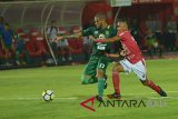 Pesepak Persebaya, David Da Silva berebut bola dengan pemain Bali United Dalen Doke dalam pertandingan Sepak Bola Liga 1 di Stadion I Wayan Dipta, Gianyar, Bali, Minggu (18/11/2018). Bali United kalah dari Persebaya dengan skor 2-5. ANTARA FOTO/Nyoman Budhiana.