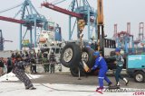  Tim SAR gabungan mengevakuasi ban pesawat Lion Air JT 610 dari kapal LCU KRI Banda Aceh saat tiba di Posko SAR Tanjung Priok, Jakarta, Sabtu (3/11/2018). Puing pesawat jatuh di perairan Tanjung Karawang tersebut selanjutnya akan diperiksa Tim Komite Nasional Keselamatan Transportasi (KNKT). ANTARA FOTO/Indrianto Eko Suwarso/kye.