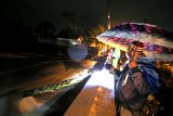 Warga  mengamati debit air di Jembatan Garit yang meluap di Desa Alas malang, Banyuwangi, Jawa Timur, Minggu (25/11/2018). Warga di desa tersebut dihimbau agar tetap wasapada karena intensitas hujan yang tinggi dan diduga berpotensi banjir bandang susulan. Antara Jatim/Budi Candra Setya/ZK