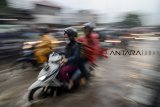 Pengendara melintasi banjir di Jalan A.H Nasution, Bandung, Selasa (13/11/2018). Curah hujan tinggi pada Selasa (13/11) sore yang terjadi di Bandung menyebabkan genangan setinggi 15 hingga 30 sentimeter di beberapa tempat di Kota Bandung. ANTARA JABAR/Raisan Al Farisi/agr.