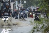 Pengendara melintasi genangan air yang membanjiri ruas Jalan Cingised, Bandung, Selasa (20/11/2018). Curah hujan tinggi pada Selasa (20/11) sore yang terjadi di Bandung menyebabkan genangan setinggi 15 hingga 50 sentimeter di beberapa titik di Kota Bandung. ANTARA JABAR/Raisan Al Farisi/agr.