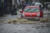 Pengendara melintasi genangan air yang membanjiri ruas Jalan Cingised, Bandung, Selasa (20/11/2018). Curah hujan tinggi pada Selasa (20/11) sore yang terjadi di Bandung menyebabkan genangan setinggi 15 hingga 50 sentimeter di beberapa titik di Kota Bandung. ANTARA JABAR/Raisan Al Farisi/agr.