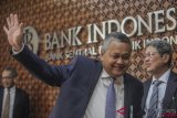  Gubernur Bank Indonesia Perry Warjiyo melambaikan tangan ke arah media usai memberikan keterangan terkait hasil Rapat Dewan Gubernur (RDG) Bank Indonesia di kantor Bank Indonesia, Jakarta, Kamis (15/11/2018). Dalam keterangannya, Bank Indonesia pada 14-15 November 2018 memutuskan untuk menaikkan BI 7-day Reverse Repo Rate (BI7DRR) sebesar 25 bps menjadi 6,00 persen, suku bunga Deposit Facility sebesar 25 bps menjadi 5,25 persen, dan suku bunga Lending Facility sebesar 25 bps menjadi 6,75 persen, dimana keputusan tersebut sebagai langkah lanjutan Bank Indonesia untuk memperkuat upaya menurunkan defisit transaksi berjalan ke dalam batas yang aman. ANTARA FOTO/Muhammad Adimaja/pras.