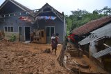 Warga mencari barang yang masih bisa diselamatkan di rumahnya yang tertimbun meterial tanah longsor di Desa Bojongsari, Kabupaten Tasikmalaya, Jawa Barat, Kamis (8/11/2018). Curah hujan yang tinggi di daerah Tasikmalaya Selatan mengakibatkan sembilan rumah tertimbun tanah longsor dan sebanyak 2.045 jiwa terdampak bencana longsor serta banjir dari 10 Desa yang ada di Kabupaten Tasikmalaya. ANTARA JABAR/Adeng Bustomi/agr.